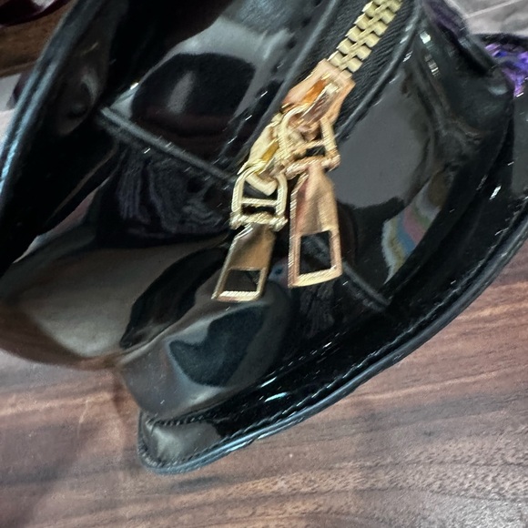 Heart-Shaped Black Bag with Rose Embroidery NWT​ - Picture 4 of 6